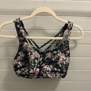 Lululemon s M sports bra strappy back